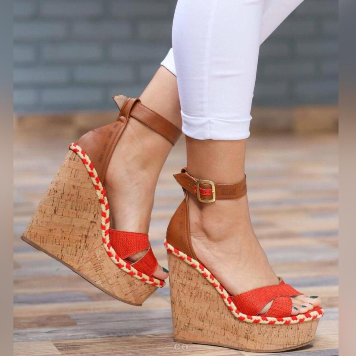 Red Sandals - Dohi